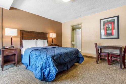 芝加哥芝加哥罗德威汽车旅馆的酒店客房配有一张床、一张桌子和一把椅子。