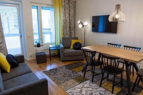 波里Antintorni Apartment 14的客厅配有桌子和沙发
