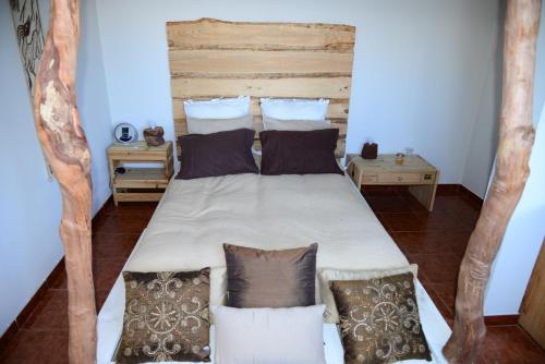 莫尼兹港Janela para o Atlântico的一间卧室配有一张带枕头的大床