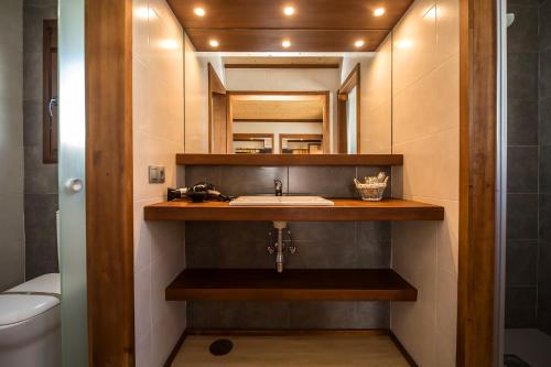 科尼尔-德拉弗龙特拉El Caseron de Conil & Spa的一间带水槽和镜子的浴室
