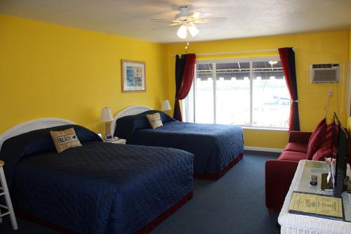 克利尔沃特赤脚湾度假汽车旅馆的酒店客房,设有两张床和一张沙发