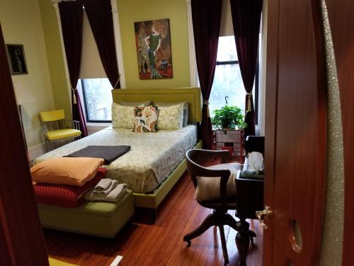 纽约Spacious Fully Furnished Harlem Apartment Near Morningside Park的一间卧室配有一张带狗枕的床