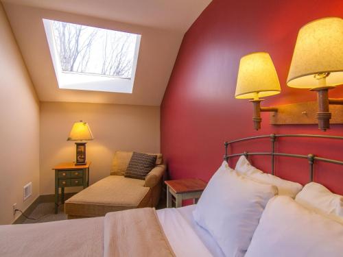ThompsonvilleSpacious 2 Bed Condo at Crystal Mountain Resort的一间卧室配有一张床、一张沙发和两盏灯。