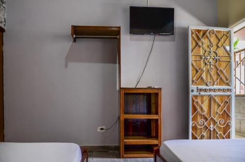 科克Cabinas Coco Alegre的一间卧室配有一张床,墙上配有电视