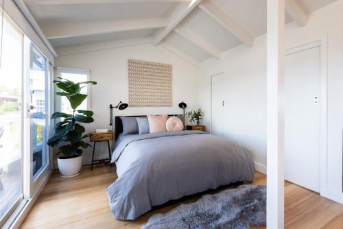霍巴特Litora Accommodation的一间卧室设有一张床和一个大窗户