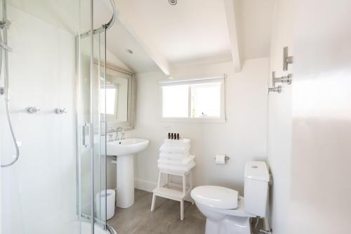 霍巴特Litora Accommodation的白色的浴室设有卫生间和水槽。