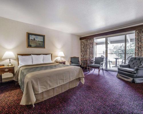 里诺里诺经济酒店及斯帕克斯会议中心的酒店客房设有一张床和一个阳台。