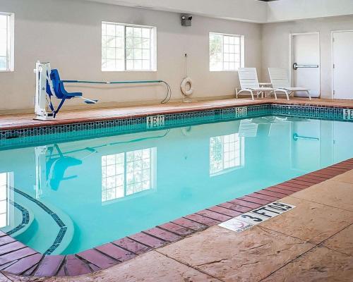 罗斯威尔Quality Inn & Suites Roswell的客房内的大型游泳池,有蓝色的水