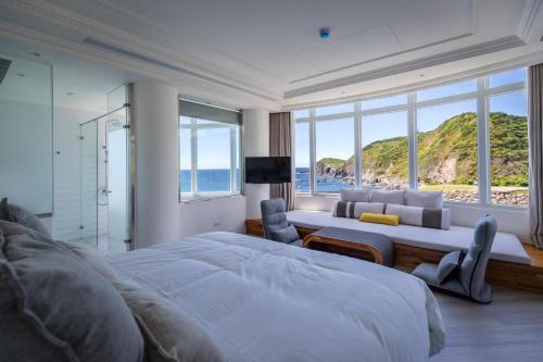 苏澳光之旅的一间带大床的卧室,享有海景