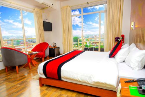 博卡拉Hotel City Inn - Mountain View的一间卧室设有一张床和一个大窗户