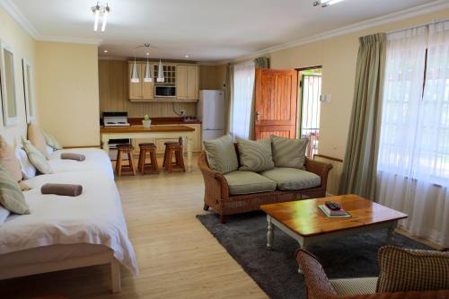 斯泰伦博斯斯基帕德弗雷葡萄酒旅馆的客厅配有床、沙发和桌子