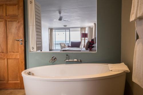 阿尼斯顿阿尼斯顿Spa酒店的浴室配有浴缸及镜子