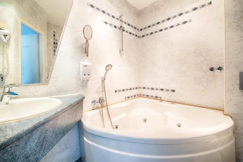 柏林柏林夏洛腾堡霍夫艺术酒店的带浴缸和盥洗盆的浴室