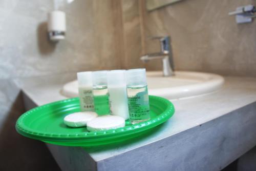 努沃勒埃利耶J's Villa的浴室柜台上带洗浴用品的绿板