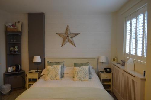 西威特灵The Beach House的卧室配有一张墙上星星的床