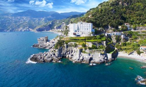 马奥莱多特里住宅酒店的水面上岩石岛上的度假村的空中景观