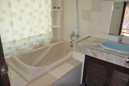 长滩岛Surfside Boracay Resort的带浴缸和盥洗盆的浴室