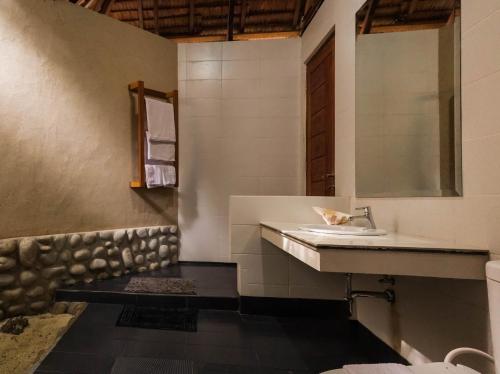 AlabanKimo Resort Pulau Banyak Aceh Singkil的一间带水槽和镜子的浴室