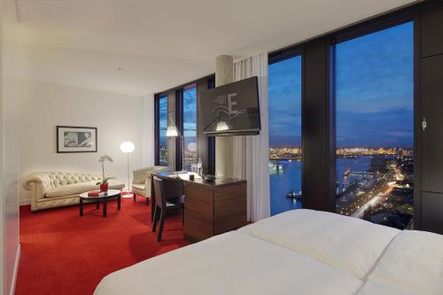 汉堡帝王河畔酒店的酒店客房设有一张床和一个大窗户