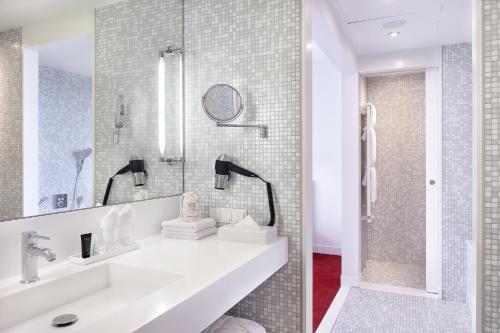 汉堡帝王河畔酒店的白色的浴室设有水槽和淋浴。
