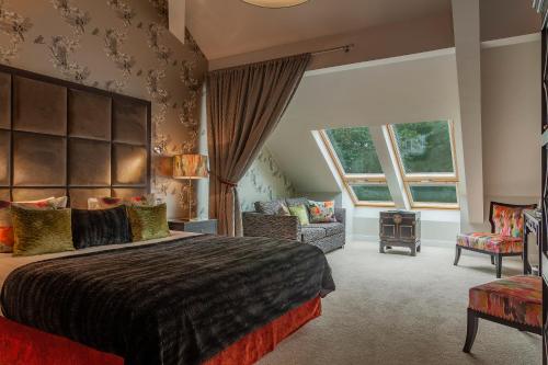 奥塞特奥塞特大厦酒店的一间卧室配有一张大床和一张沙发