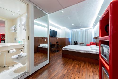 于韦斯屈莱韦斯屈莱欧美娜酒店的一间酒店客房 - 带一张床和一间浴室
