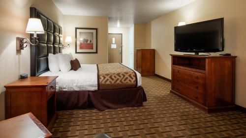 默里迪恩梅里迪安贝斯特韦斯特优质酒店的配有一张床和一台平面电视的酒店客房