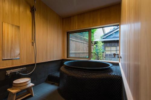 金泽Sofuan的一间带大浴缸和窗户的浴室
