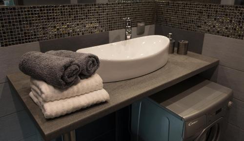 波兹南Apartament Onyx的一间带水槽和台面毛巾的浴室