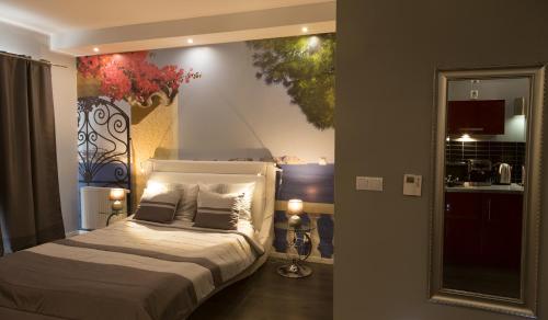波兹南Apartament Onyx的一间卧室配有一张壁画床
