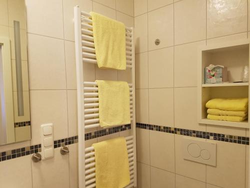 霍夫库伯根酒店的浴室设有毛巾架上的黄色毛巾