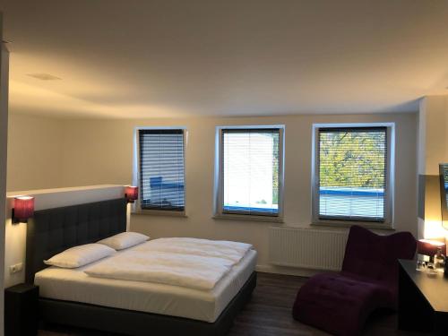 贝格海姆贝格海姆52号酒店的一间卧室配有一张床、一把椅子和窗户。
