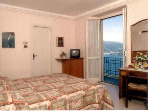 斯特雷萨布里斯诺酒店的一间卧室设有一张床和一个大窗户