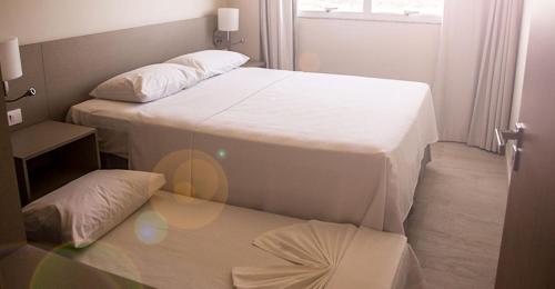 萨利诺波利斯SALINAS PARK RESORT的小型客房 - 带2张床和窗户