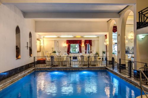 冈多菲堡卡斯特维奇欧酒店的一座室内游泳池,位于一座带房子的住宅内