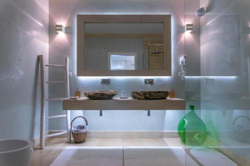 乌真托Il Lusso Del Silenzio的浴室设有2个水槽和镜子