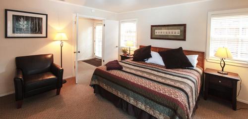 太平洋丛林Pine Acres Lodge的一间卧室配有一张床和一把椅子