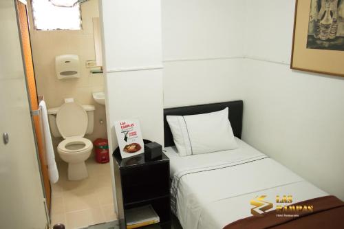 麦德林Hotel Las Rampas的小房间设有床和卫生间