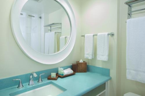 檀香山Coconut Waikiki Hotel的一间带水槽和镜子的浴室