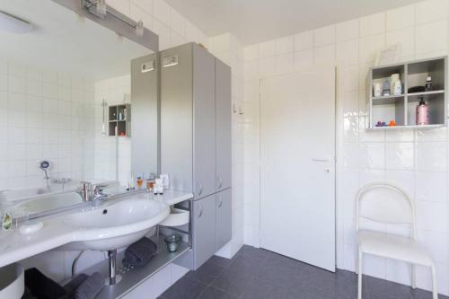 Guesthouse De Steenberg 1 x tweepersoonskamer met grote gedeelde badkamer, tuinzicht op de eerste verdieping的一间浴室