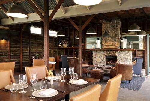 Grandchester斯派瑟斯希登韦尔酒店的一间带桌子和壁炉的用餐室