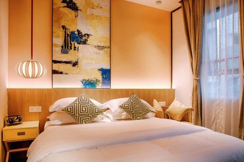 惠州惠州喜临西湖里精品民宿的一间卧室配有一张带两个枕头的床