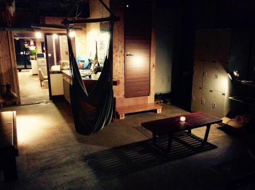 松江市Kitatono Guest House的一间带吊床的客厅和一间厨房