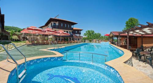 奥布佐尔Chorbadji Petkovi Hanove的一座带房子的度假胜地的游泳池