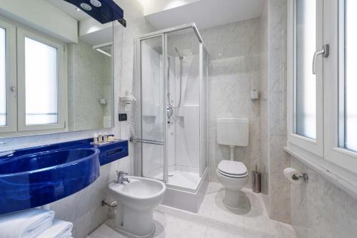 维罗纳Mastino Rooms的带淋浴、卫生间和盥洗盆的浴室