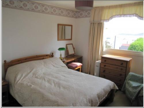 CraighouseBraeside Craighouse Jura的一间卧室配有一张床、一个梳妆台和一扇窗户。