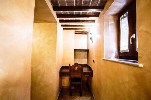切拉诺Hotel Guerrinuccio的走廊上设有桌子和椅子