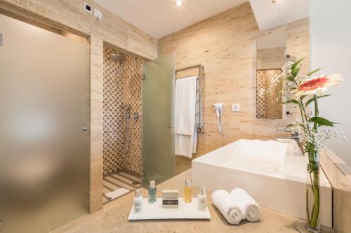 Caneiros Luxury House & Suites的一间浴室