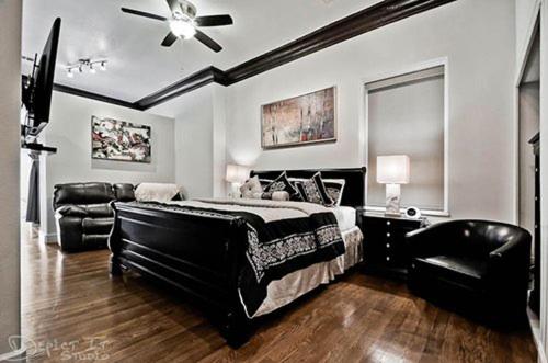 尤里卡斯普林斯New Orleans Hotel Eureka Springs的一间卧室配有一张床、一张沙发和吊扇。