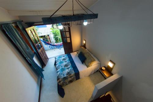 莫罗圣保罗Casinhas da Julieta的卧室享有高空美景,设有一张床和一个阳台。